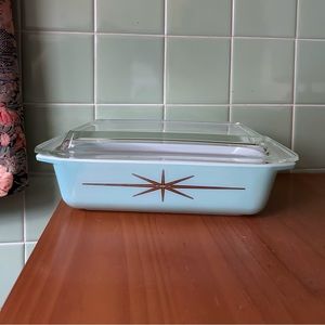 Rare vintage starburst Pyrex casserole dish with lid